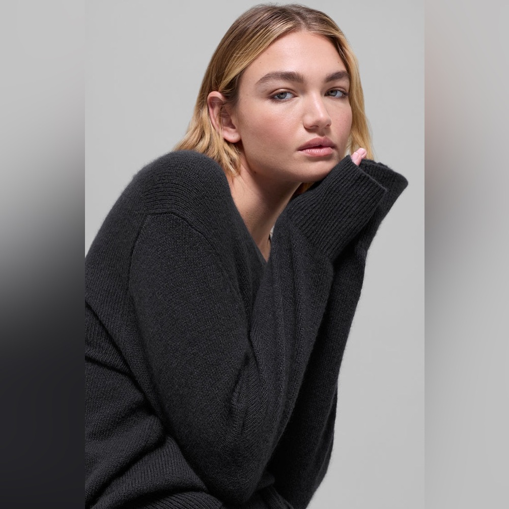 Alo Yoga Wool Cashmere New Class Oversized V-Neck Sweater Black SzSmall - Picture 6 of 8